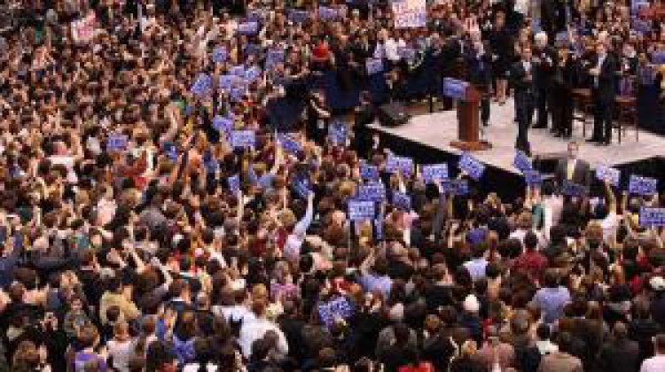 800px-Barack_Obama,_crowd_and_endorsers_at_Hartford_rally,_February_4,_2008_0.jpg